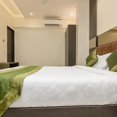 Hotel Oyster Suite Andheri West Мумбаи Экстерьер фото