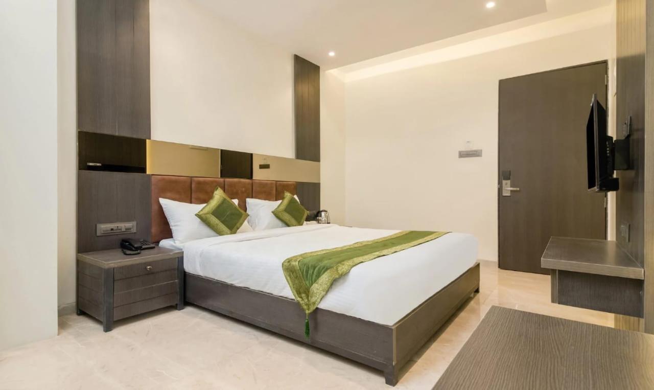 Hotel Oyster Suite Andheri West Мумбаи Экстерьер фото