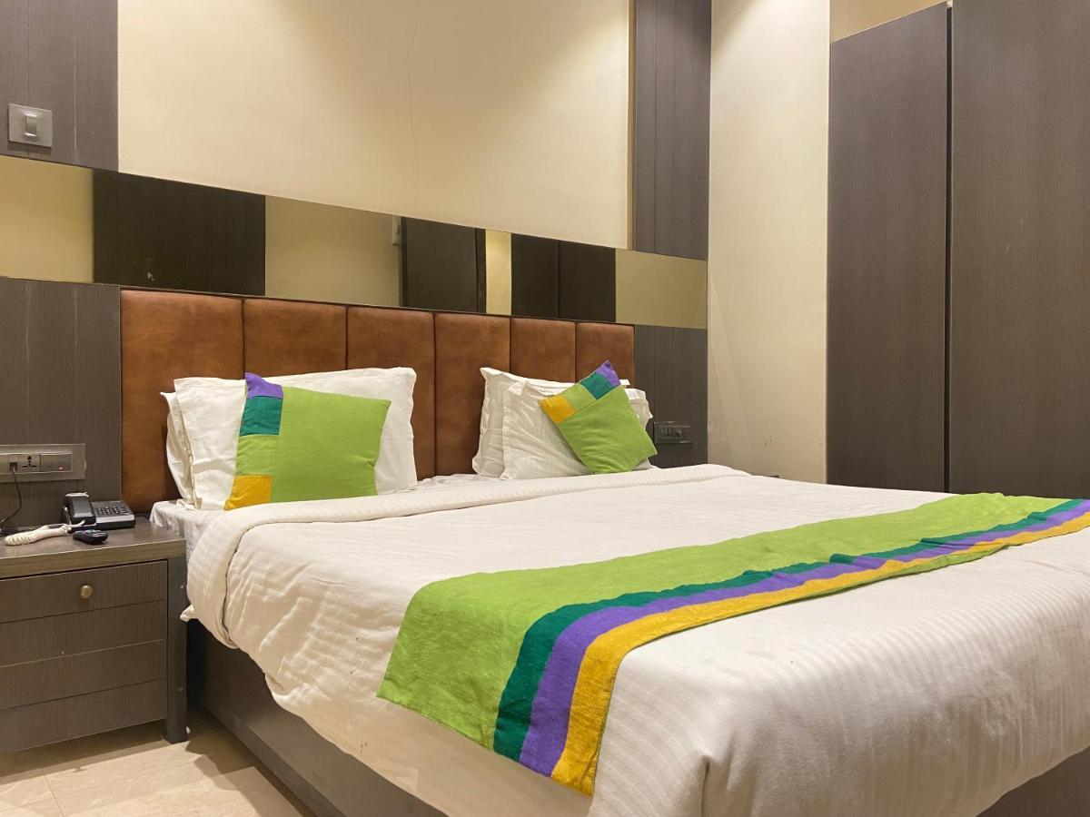 Hotel Oyster Suite Andheri West Мумбаи Экстерьер фото