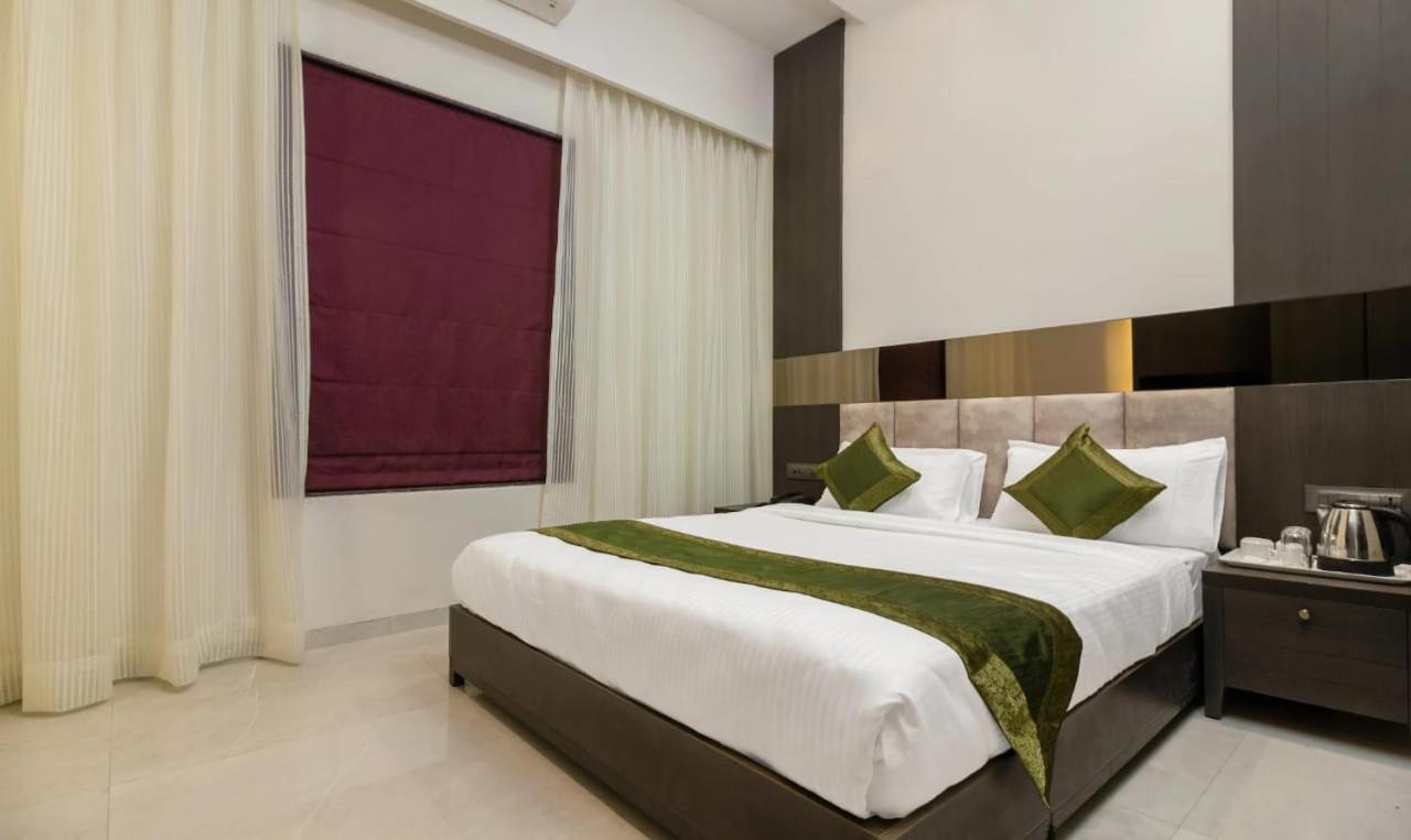 Hotel Oyster Suite Andheri West Мумбаи Экстерьер фото