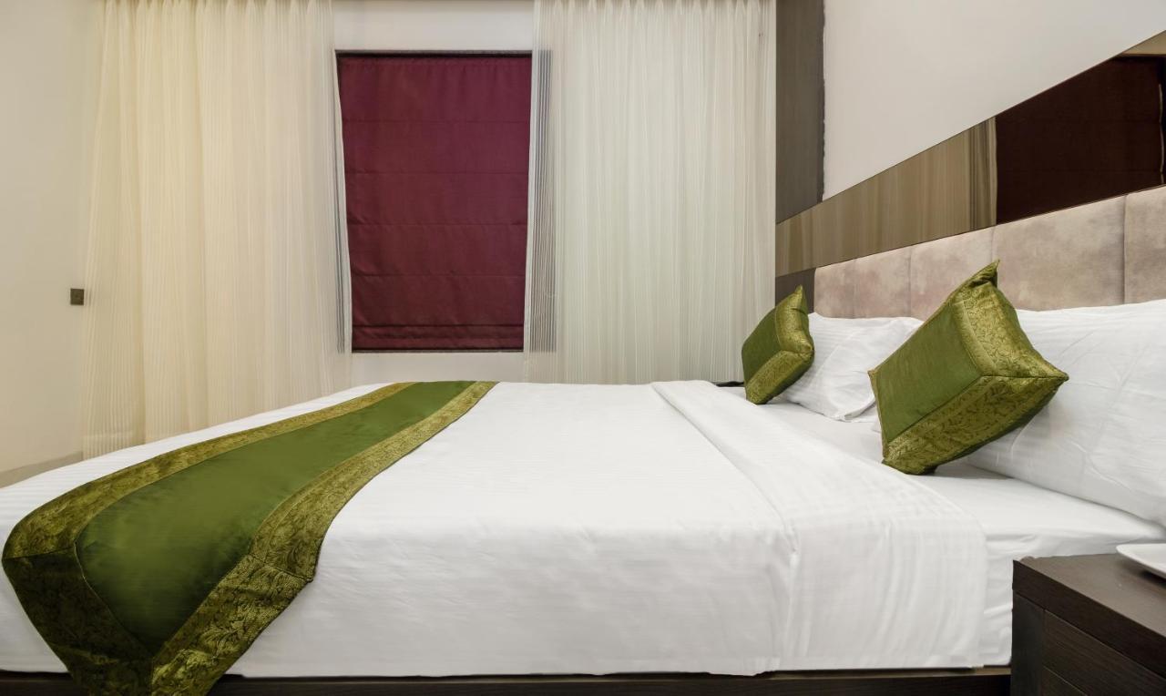 Hotel Oyster Suite Andheri West Мумбаи Экстерьер фото