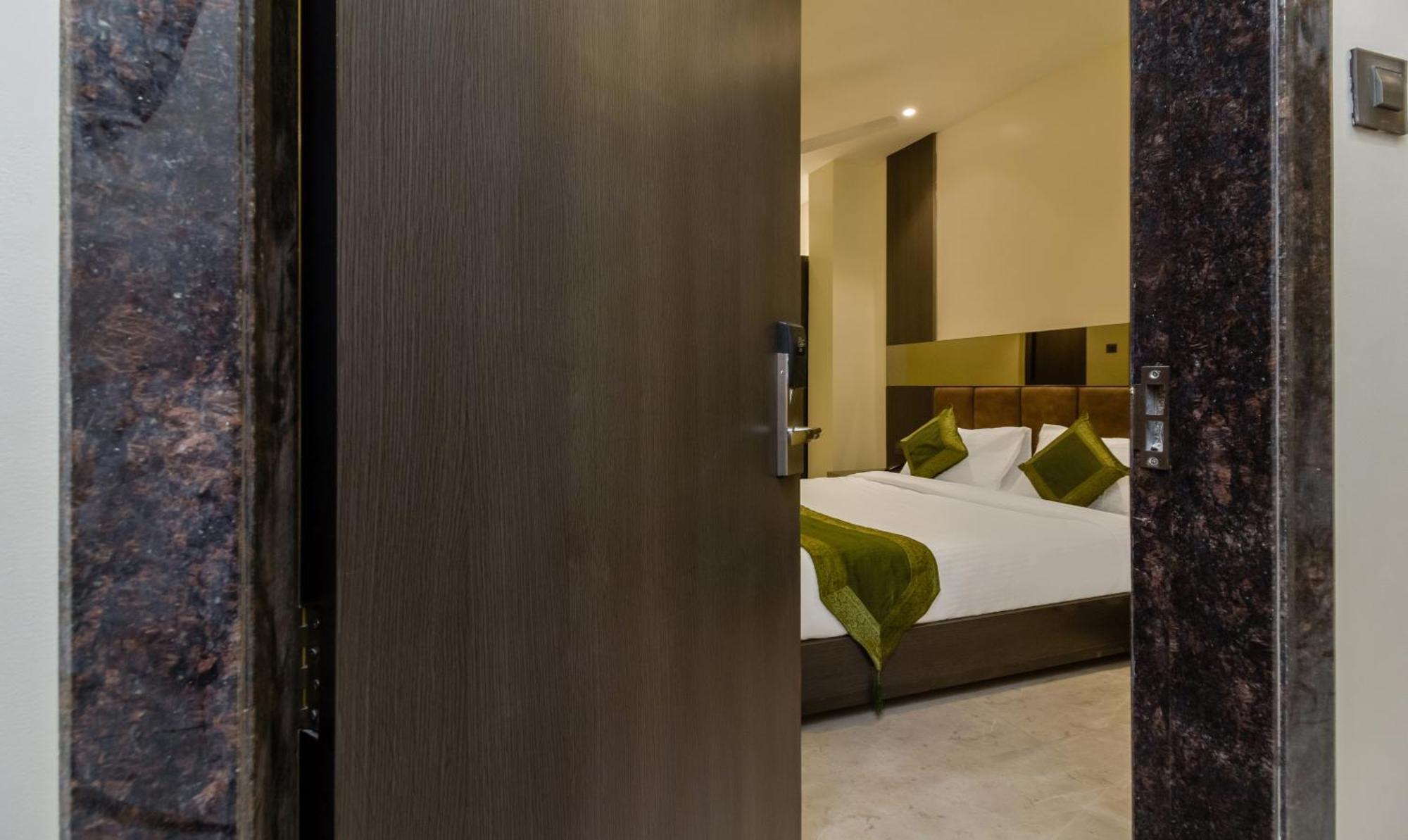 Hotel Oyster Suite Andheri West Мумбаи Экстерьер фото